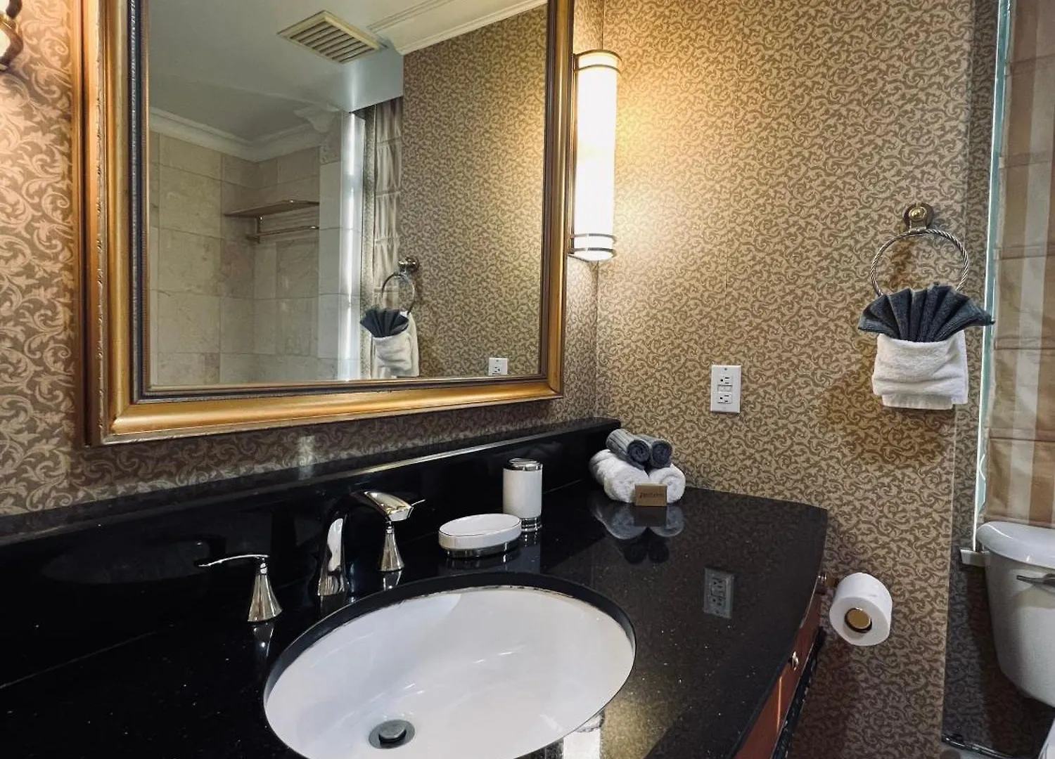 Executive Penthouse Suite, Downtown Vancouver Apartment